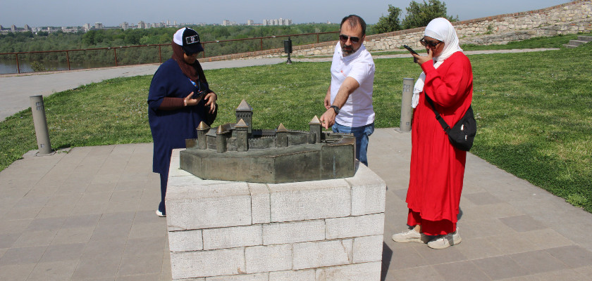 A guide explaining to the guests about the Belgrade fortress