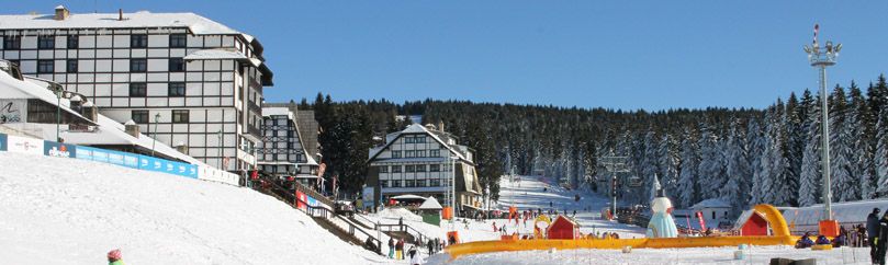 Centar Kopaonik, pogled na hotele i ski park za decu.