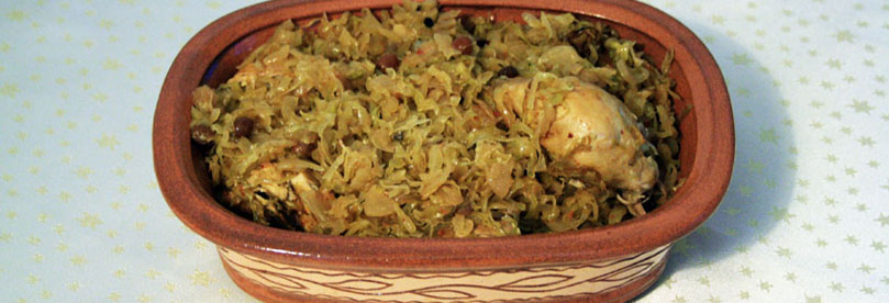 Podvarak with chicken served in crock.