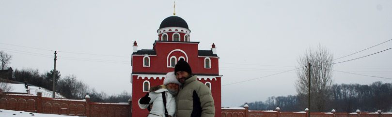 Zaljubljeni par stoji ispred ulaza u manastir Krusedol na Fruskoj gori u Srbiji