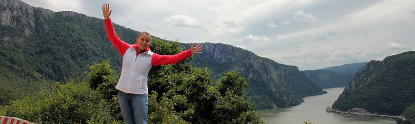 Devojka u crvenoj majici pozira na ivici Đerpadske klisure u Srbiji