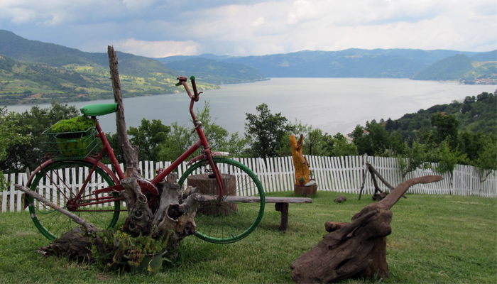 Putovanje po Srbiji, Kapetan Mišin breg, dvorište restorana sa pogledom na Dunav